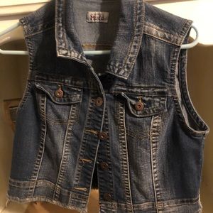 Sleeveless jean jacket